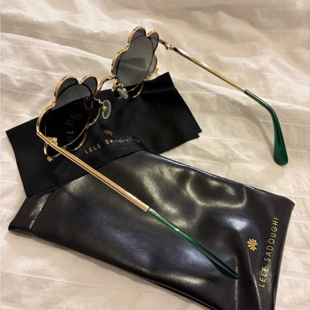 NWOT Lele Sadoughi Gold Rim Flower Sunglasses - Picture 2 of 3
